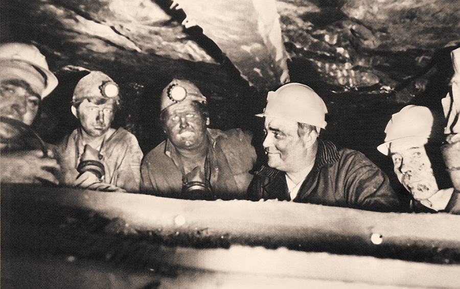 «Як можна не любити шахту?». другий праворуч Микола Сургай. 1981 рік.Фото надане автором